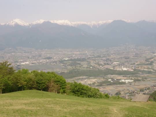 長峰山からの安曇野の街と北アルプスの展望