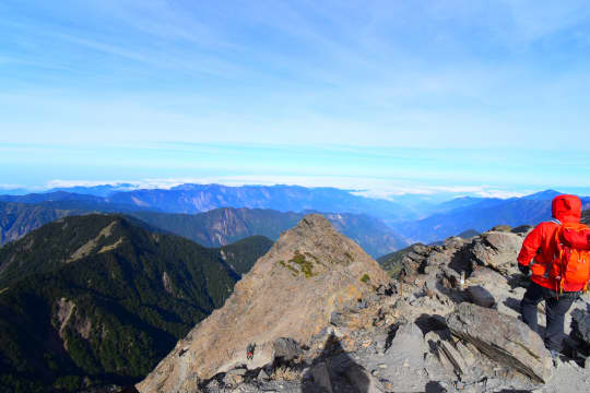 周りの山々を一望する