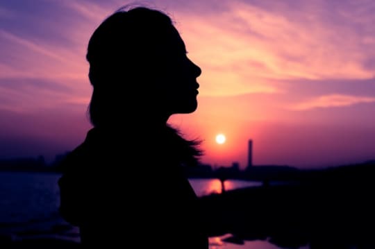 夕焼けと女性