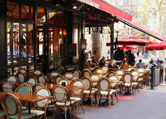 パリ市内のカフェにて