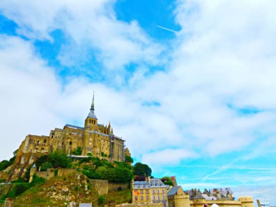 頂点に輝く大天使ミカエル像