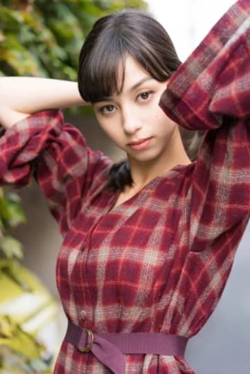 チェックワンピースの中条あやみ