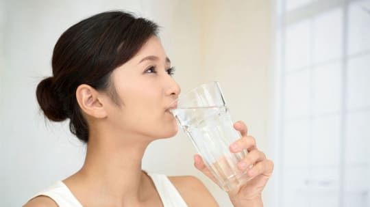水を飲む女性