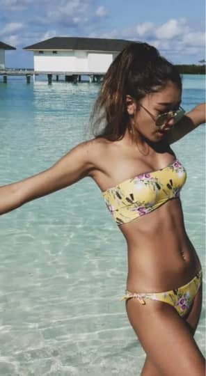 黄色い花柄ビキニの池田美優