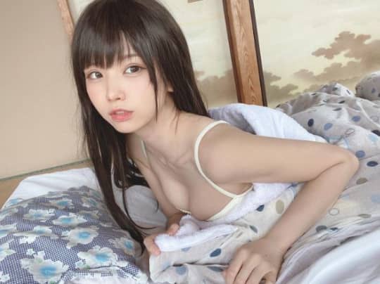 えなこの乳首