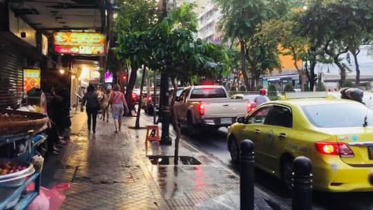 急に降り止む雨