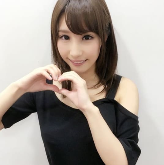 あやみ旬果洋服の上からのおっぱい