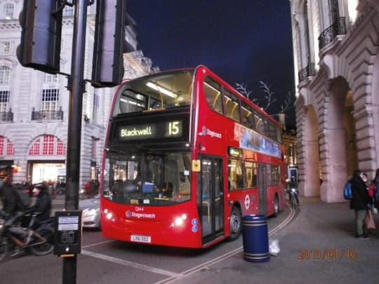 夜のロンドンバス