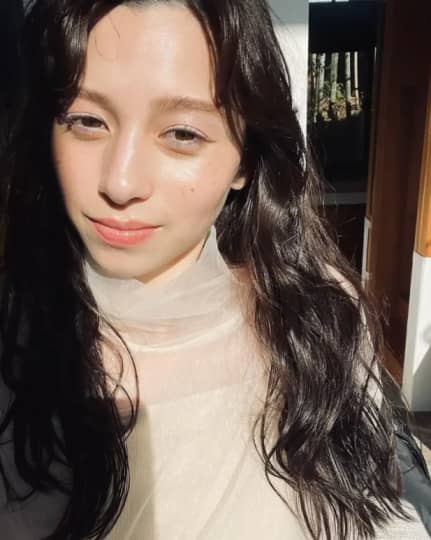 白いシースルーの中条あやみ