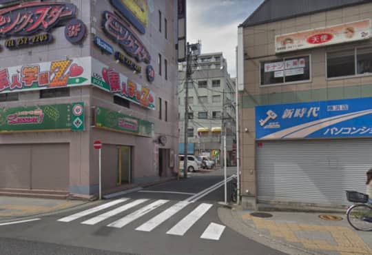 人妻ゲッチュー店舗前に入る道