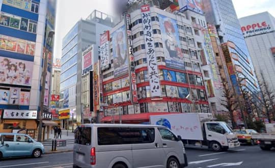 秋葉原駅前の通り