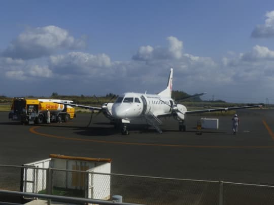 沖永良部空港で出発を待つ飛行機