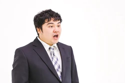 驚いた顔の男性