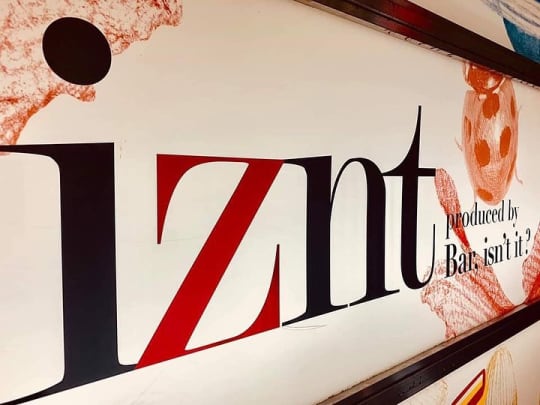 izntの看板の前