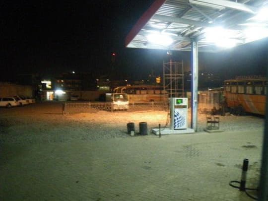 夜のガソリンスタンド