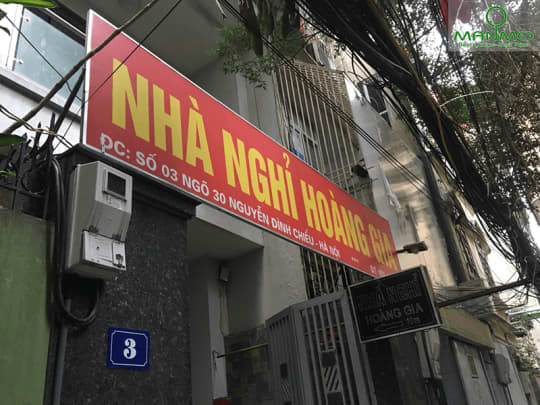 Nhà nghỉ Hoàng Gia 1前にて