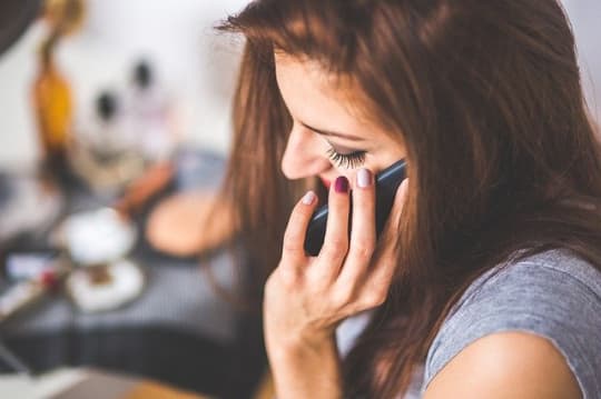 電話する女性