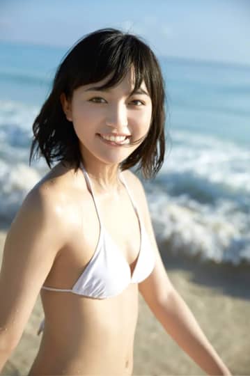 白ビキニの川口春奈