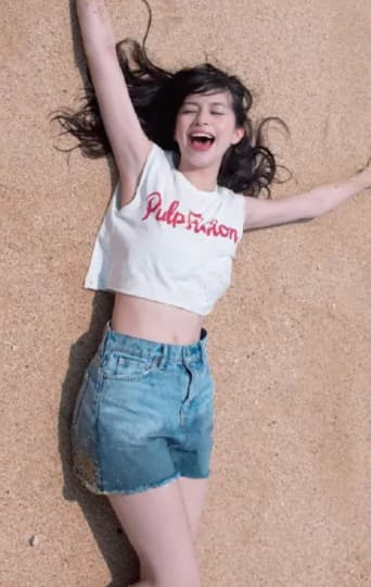 砂浜で寝転ぶ中条なやみ