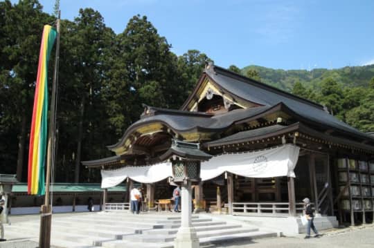 彌彦神社　拝殿　斜めから