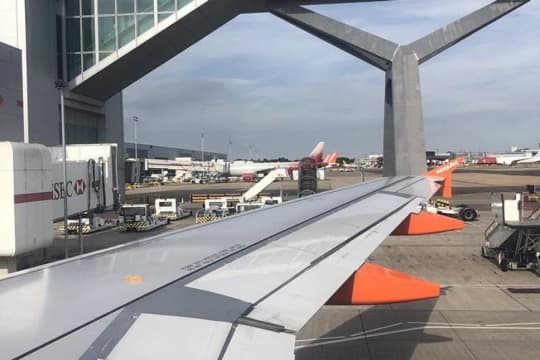 ヒースロー国際空港にて