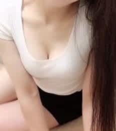 谷間を見せる女性