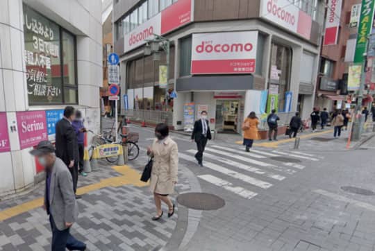 新宿駅南口の路地裏を抜けたドコモ