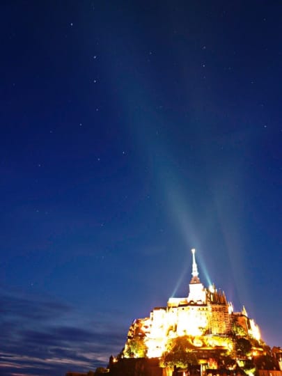 黄金に輝くミカエル像