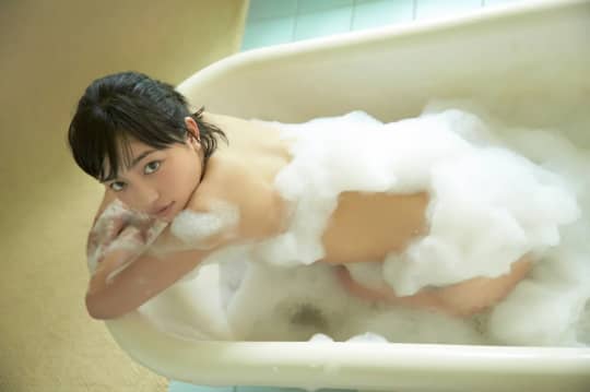 川口春奈の入浴背面