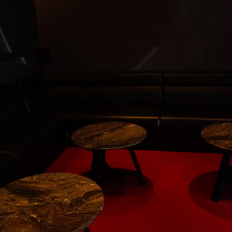 店内のテーブルとソファ