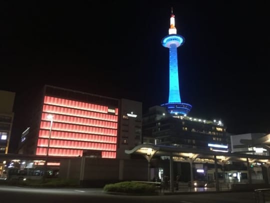 スカイブルーの京都タワー