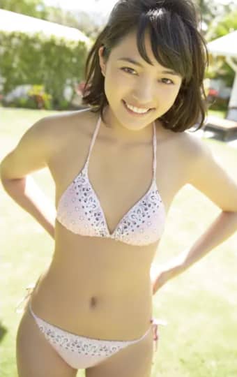 ピンクビキニの川口春奈