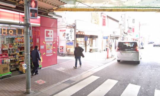 大久保駅からココカラファインに入ったところ