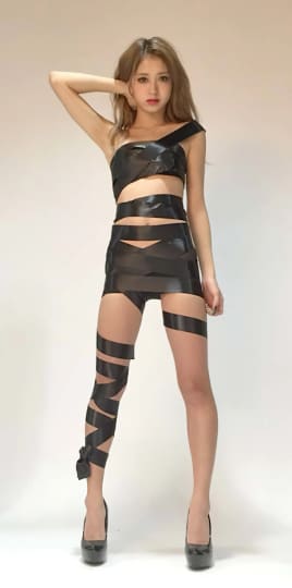 紙テープ衣装の池田美優