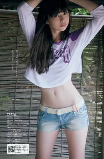 ジーンズショーパンの中条あやみ