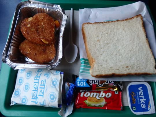 車内サービスの朝食。