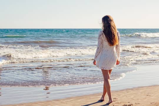 海辺にたたずむ女性