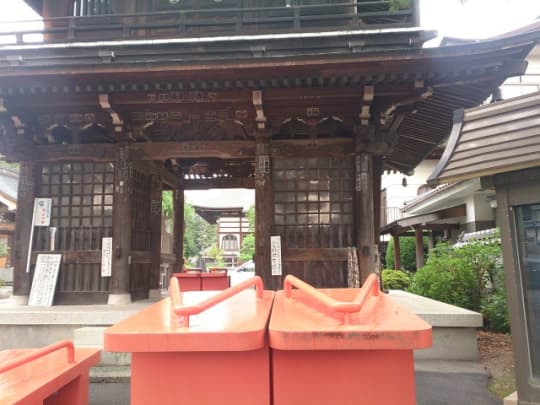 大きな下駄で有名な東光寺