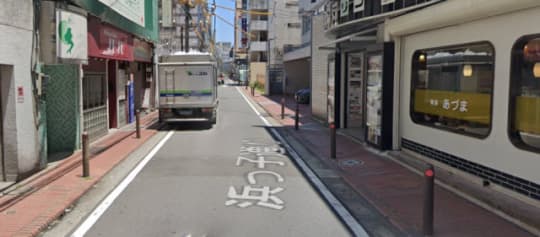 大通りの十字路を左折したところ