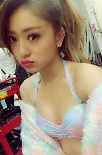 淡いビキニ姿の池田美優