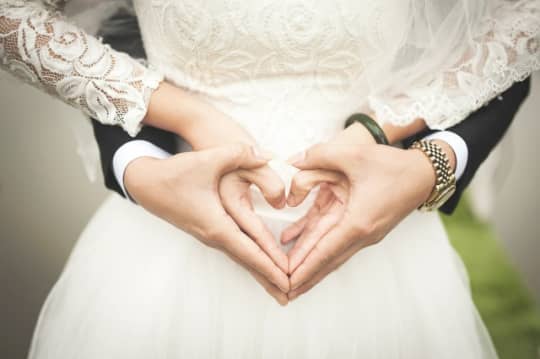 幸せそうな新郎新婦