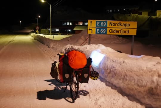 ノールカップ手前の道路に停めた自転車