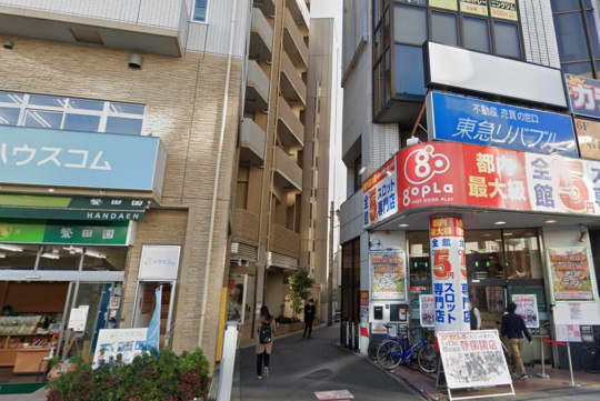 「ハウスコム」と雑居ビルの間の通り