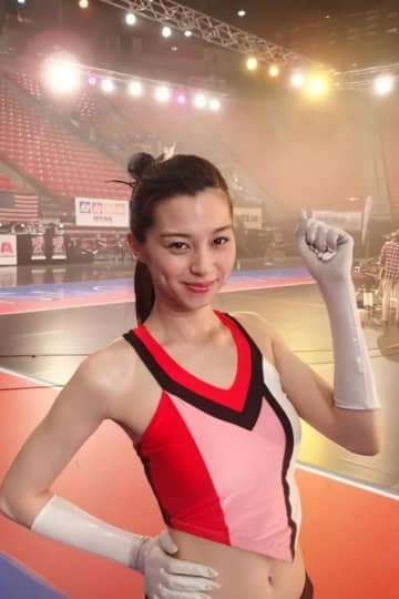 ピンクタンクトップの中条あやみ