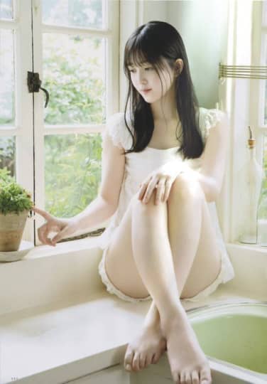 久保史緒里 おっぱい