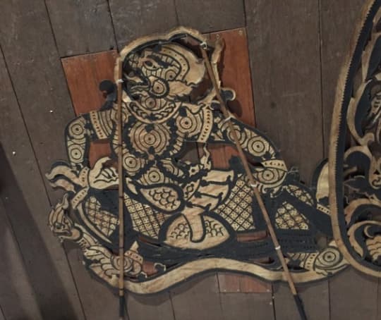 牛革を用いて一つ一つ手作りされた影絵人形