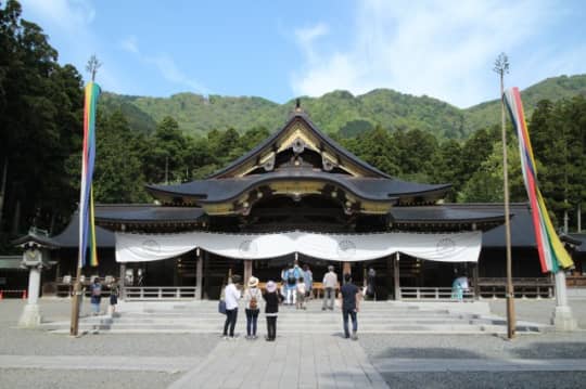 彌彦神社　拝殿