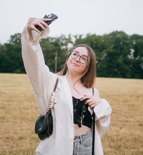 インスタをする高校生