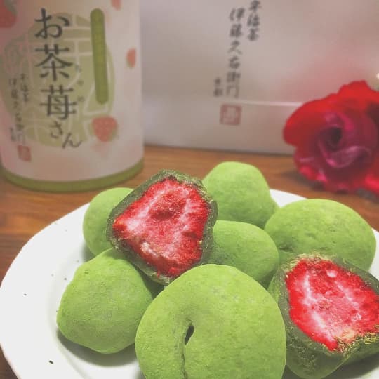  抹茶のチョコと甘酸っぱい苺