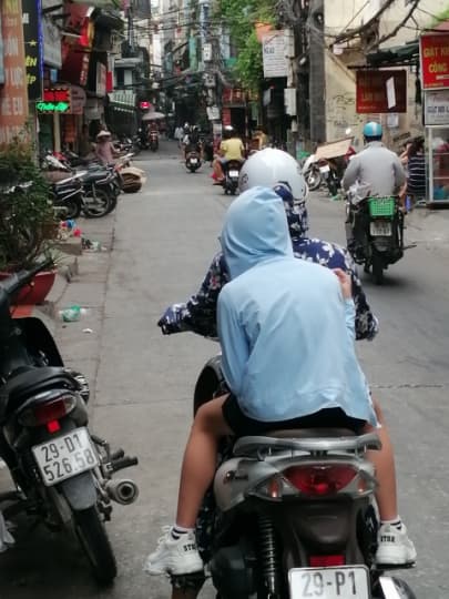 バイクに乗る人の服装